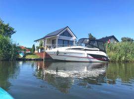 Baltic Waterfront Yacht House, camping resort en Świnoujście