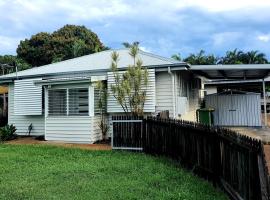 2 bedroom cottage, hotell i Townsville