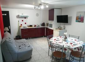 appartement dans le thouarsais, hotel with parking in Thouars