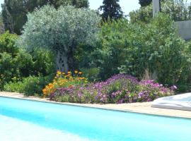 Gîte Les Lauriers Roses, hotel amb jacuzzi a Marseillan