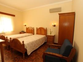 Residencial Sra. da Lomba, bed & breakfast σε Pinhanços