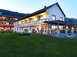 Hotel Garni "Kärnten Inn" mit direktem Seezugang und E-Ladestation