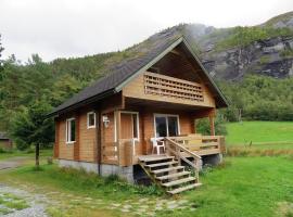 Kalvatn Turistsenter, cottage in Austefjorden