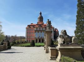 Hotel Przy Oślej Bramie - Zamek Książ – hotel w pobliżu miejsca Zamek Książ w Wałbrzychu