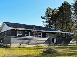 Three-Bedroom Holiday home in Væggerløse 6, chata v destinácii Bøtø By