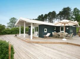 6 person holiday home in Dronningm lle, hotell i Hornbæk