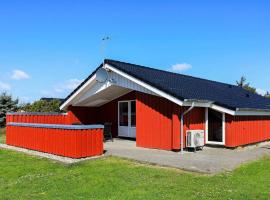 8 person holiday home in Vejers Strand, hotell i Vejers Strand