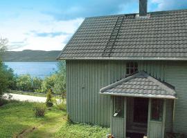 Four-Bedroom Holiday home in Åfarnes, hotelli, jossa on pysäköintimahdollisuus kohteessa Årset
