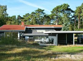 12 person holiday home in Nex, hotell i Snogebæk