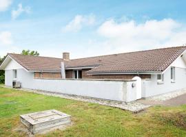 Five-Bedroom Holiday home in Blåvand 29, hótel í Ho