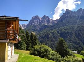 The "small" Alpine Chalet & Dolomites Retreat, hotel con parking en San Martino di Castrozza