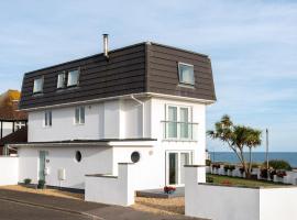 Deluxe Modern House with Sea views and beach 300 footsteps away、ボーンマスのペット同伴可ホテル