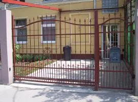 Akacia Apartment - FREE INSIDE PARKING, 2 bedrooms, garden, next to centre