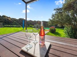 Courtside Quarters - Waihi Beach Holiday Home, hotel in Waihi Beach