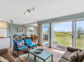 La Casa de la Playa - Beachfront Waikanae Home, ξενοδοχείο σε Waikanae