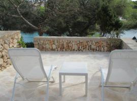Sea frontline Apartment 'Charo' Pool and Wifi, apartment in Santanyi