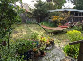 Relax in unpretentious peaceful and authentic house with public transportation cafes and U of Berkeley close by, hotel in Albany