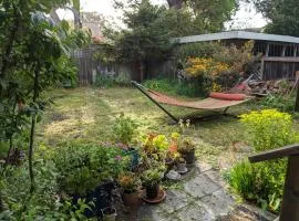 Relax in unpretentious peaceful and authentic house with public transportation cafes and U of Berkeley close by