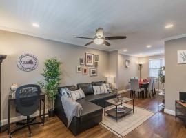 Beautiful 3br 2ba House with cozy backyard by CozySuites, hotel in Alexandria