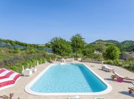 Plush Holiday Home in Belforte all Isauro with Swimming Pool, hôtel à Belforte allʼIsauro
