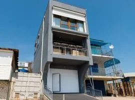 Уютный дом на первой линии моря