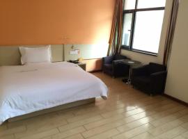 7Days Inn Lintao city Gold street، فندق في Taoyang