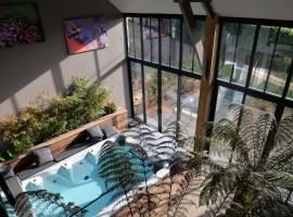 La grange de Tissey grand gîte avec spa et sauna, hotel i Dragey