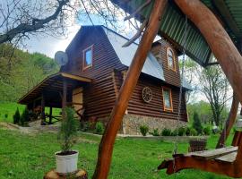 Дерев'яний будинок з банею, hotel in Oriv