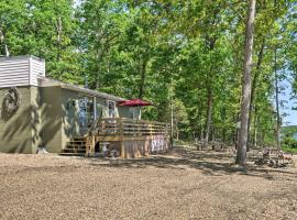 Waterfront Bull Shoals Lake Cabin with Deck and Views!，Diamond City的飯店