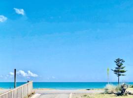 Otaki Beachfront Getaway: Otaki Beach şehrinde bir otoparklı otel