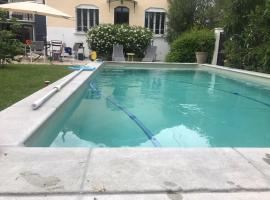Maison de ville à Nîmes, vacation home in Nîmes