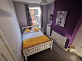 K Stunning 5 Bed Sleeps 8 Families Workers by Your Night Inn Group, hotel pet friendly a Wolverhampton