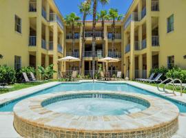 Poolside condo, sleeps 8, only 1 block from beach!, hotel a 4 stelle a South Padre Island