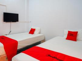 RedDoorz Plus at Hawai Inn Near Mall of Panakukang, feriebolig i Makassar