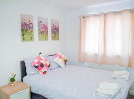 Airport Lounge - 3 Bed - 6 Persons, hotel in Manchester