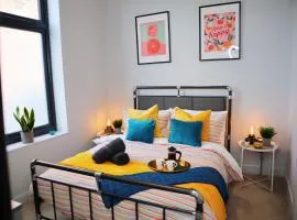 Trendy Urban Industrial Apartment - Great Location - Parking - Fast WiFi - Smart TV - Beautiful 2 Double Bedroom Apartment sleeps up to 4!