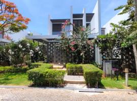 Oceanami Villas & Beach Club 3 bedroom villa, hotel v destinaci Long Hải