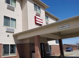 The Edgewood Hotel and Suites, hotel em Fairbury