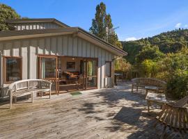 Ruatotara - Pukawa Holiday Home โรงแรมในKuratau