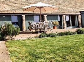 Clover Barn - Luxury Cotswold Home - Sleeps 6 - Dog Friendly, hotel in Kemble