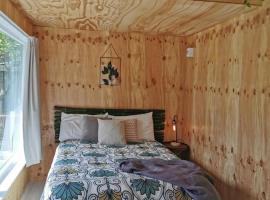 Tui Lodge, cabin in Coromandel Town