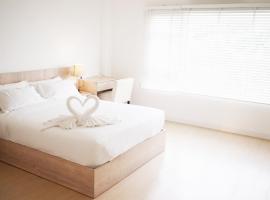 The White Garden Premier Saraburi, хотел с паркинг в Ban Dao Ruang