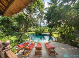 Wonderful luxury hideaway surrounded by nature, semesterboende i Mayong