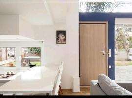 BRIGHT MEZZANINE FLAT WITH GARDEN โรงแรมในเอเธนส์