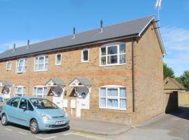 Friars Walk houses with 2 bedrooms, 2 bathrooms, fast Wi-Fi and private parking, hotel with parking in Sittingbourne