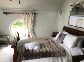 The Jockey Room Hideaway, hotel with parking in Spurstow
