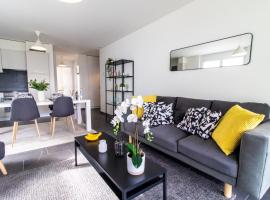 Modern 2 bedrooms apartment at Le Bouveret. Self-checkin., hotel i Port-Valais