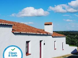 Casa Do Alto Da Eira, hotel amb piscina a Albergaria dos Fusos