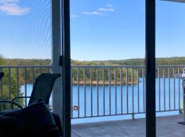 Chic Lakefront Condo with Lake and State Park Views!, appartement in Osage Beach