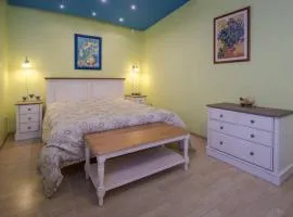 Cozy private 4 bedroom house near seaside (700m)